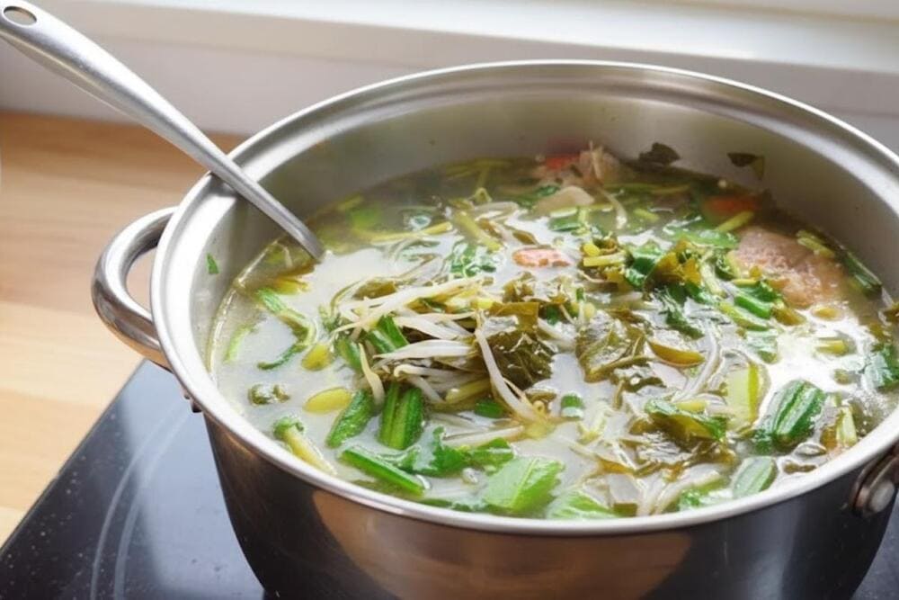 Món canh dân dã với vị chua thanh mát, kết hợp cá đồng hoặc thịt gà rất hợp vị.